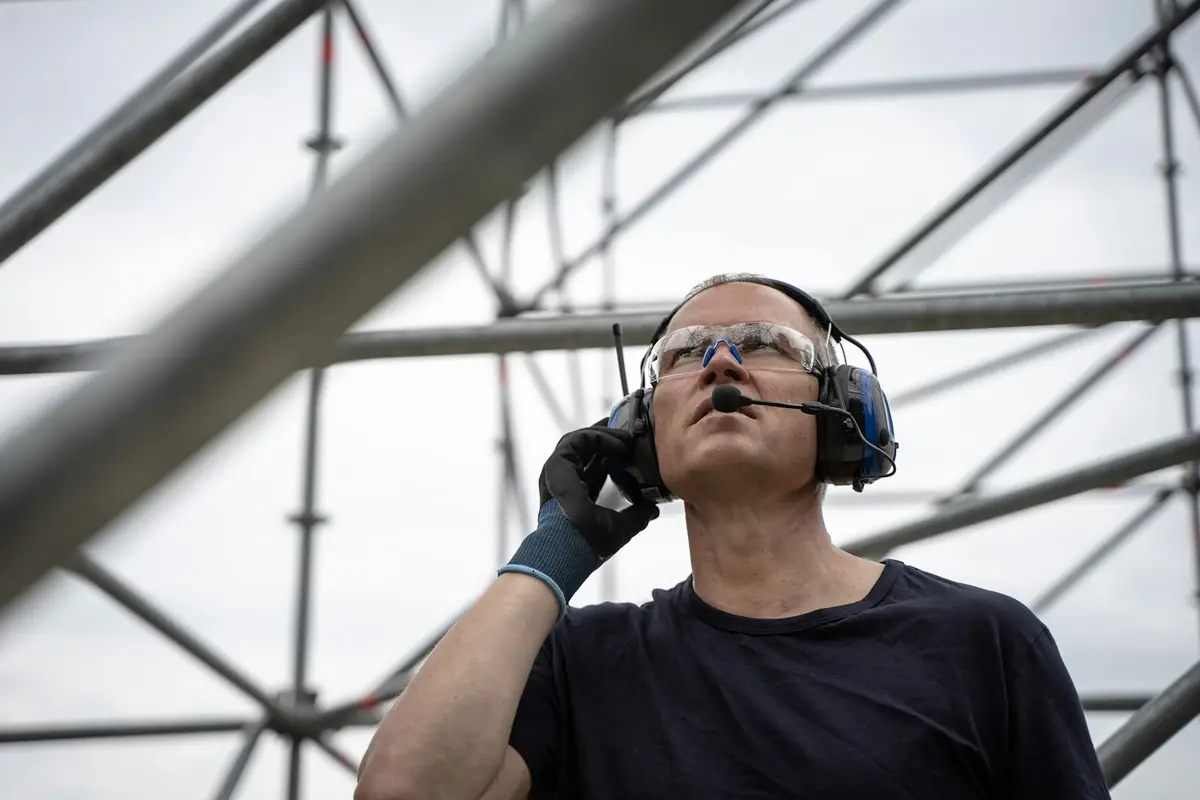 Opérateur avec lunettes de protection et casque antibruit